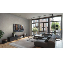 Ljust vardagsrum med soffa, soffbord och TV