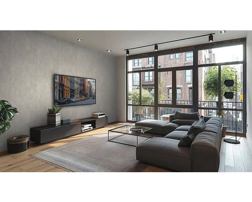 Ljust vardagsrum med soffa, soffbord och TV