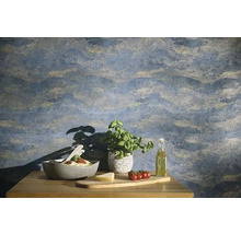 Vardagsrum med mönstrad tapet, matbord med pasta, basilika kruka och ingredienser