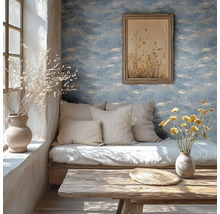 Mysigt vardagsrum med tapet med molnmönster, sittdynor och träbord