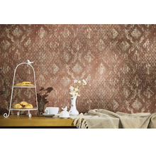 Dekorativ tapet med mönster i ett vardagsrum.