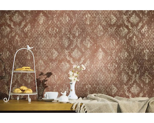 Dekorativ tapet med mönster i ett vardagsrum.