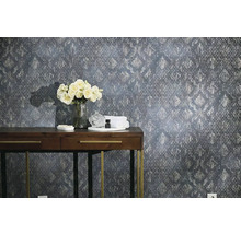 Dekorativ väggdesign med mönstrad tapet, konsol, blommor och tillbehör