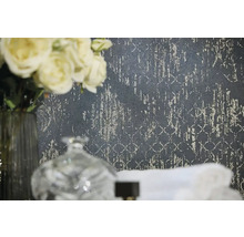 Närbild av en strukturerad tapet med blommotiv