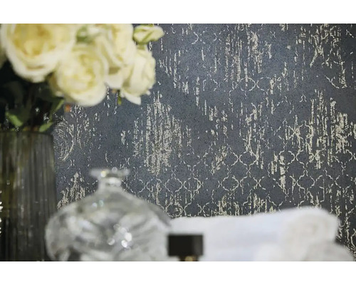 Närbild av en strukturerad tapet med blommotiv