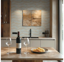 Ljust kök med matbord, vinflaska, vinglas och pasta