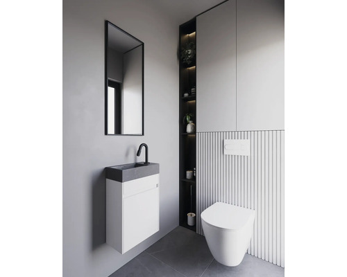 Badrum med handfat, spegel, toalett och hyllor