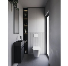 Modernt badrum med handfat, toalett och spegelskåp