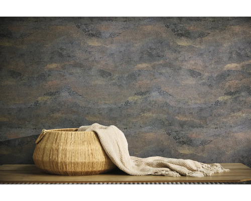 Väggdekoration med abstrakt mönstring, korg och filt på bordet