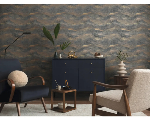 Vardagsrum med mönstrad tapet, byrå och fåtöljer