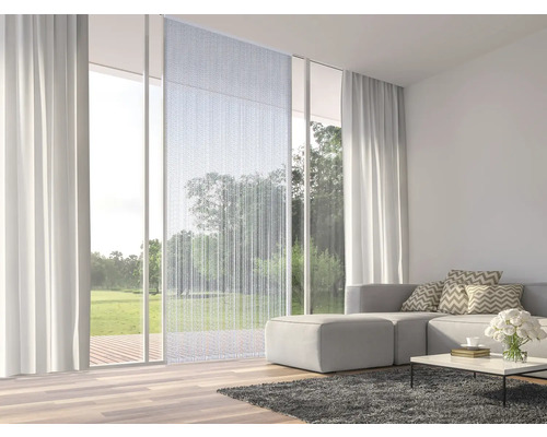 Vardagsrum i modern stil med skjutgardiner, gardiner och soffa