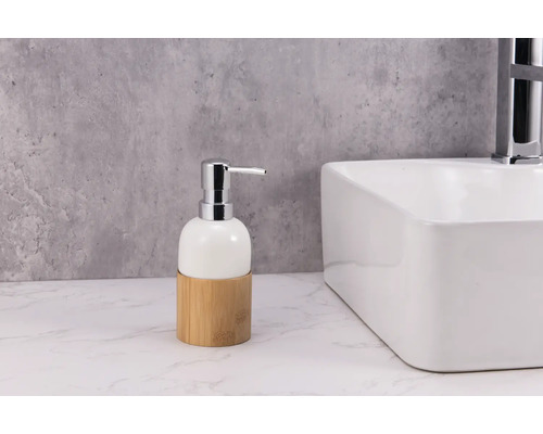 Tvålpump med bambubas på ett handfat