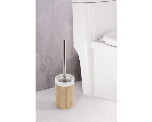 Toalettborste av bambu och rostfritt stål bredvid toaletten