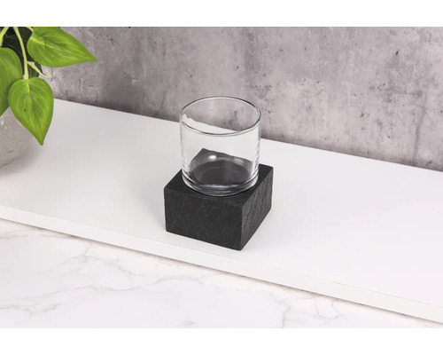 Klart glas på svart stenfot