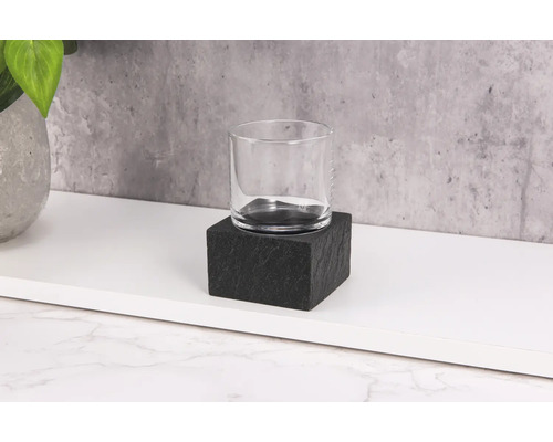 Glasljusstake på ett skifferblock