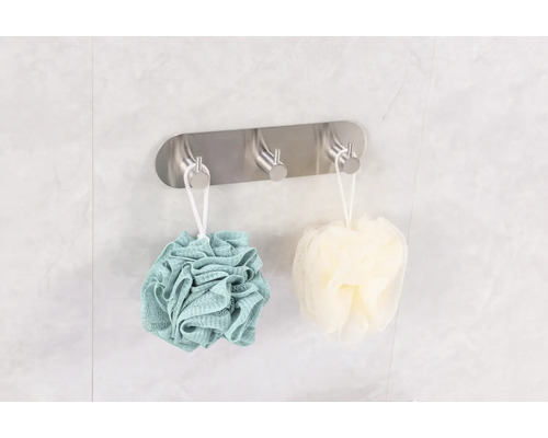 Handdukshängare med tre krokar och badsvampar