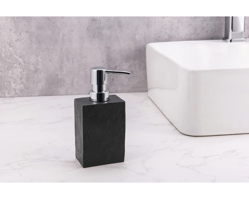 Tvåldispenser i sten med krompump bredvid handfat