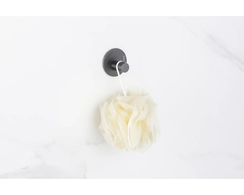 Duschsvamp på krok på väggen