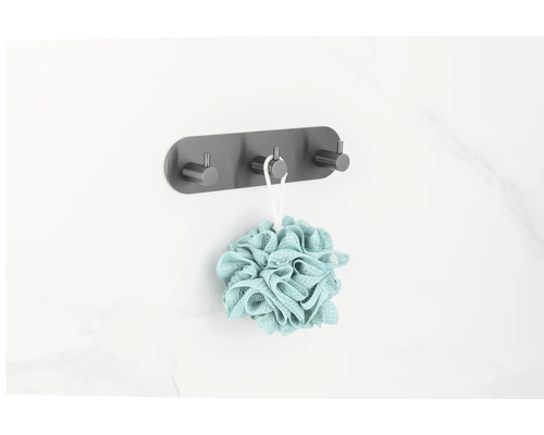 Väggmonterad klädhängare med tre krokar och badsvamp