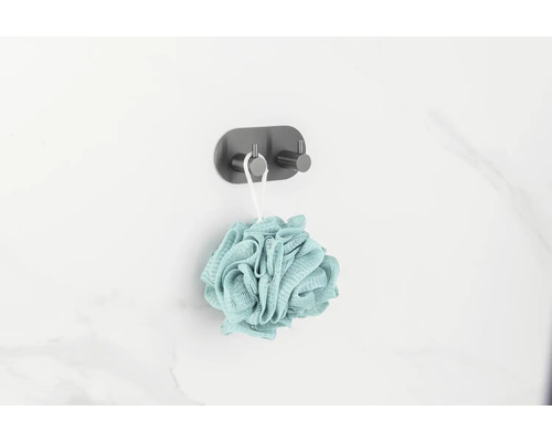 Badrum med krokar och badsvamp