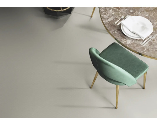 Matbordsscen med stol, porslin och bord