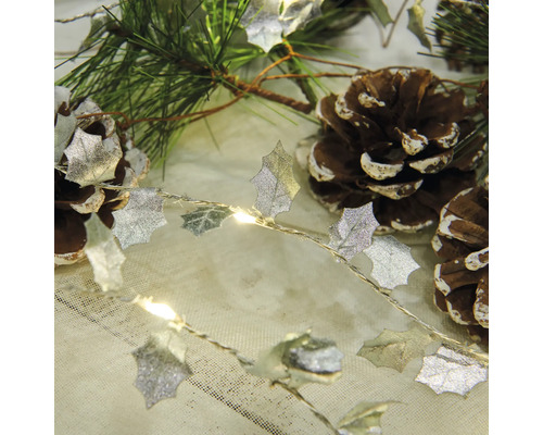 Dekorativ ljusslinga med järnekmotiv och kottar