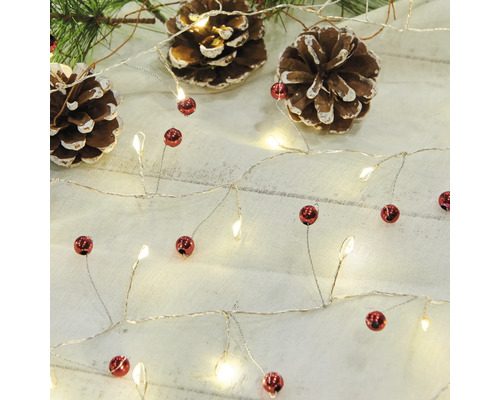 Ljusslinga med röda kulor och tallkottar