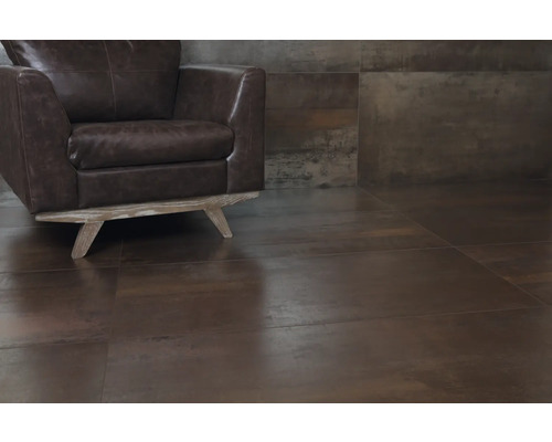 Interiör med brun läderfåtölj och golvplattor i träimitation