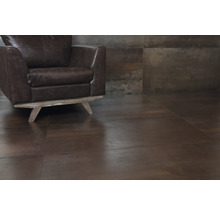 Interiör med bruna golvplattor och brun fåtölj