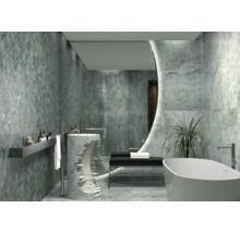 Ljust badrum med handfat, spegel, badkar och kakel