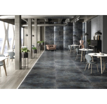 Interiör med klinkergolv, bord, stolar och dekoration