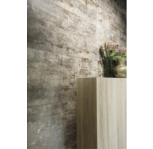 Väggdekoration med grå plattor i träutseende och ett tvättställsskåp av trä.