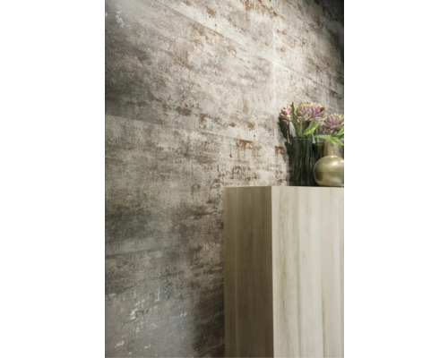 Väggdekoration med grå plattor i träutseende och ett tvättställsskåp av trä.