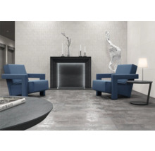 Modernt vardagsrum med klinkergolv, fåtöljer och öppen spis