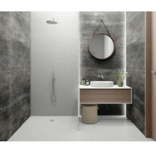 Modernt badrum med dusch, handfat, spegel och grå väggplattor