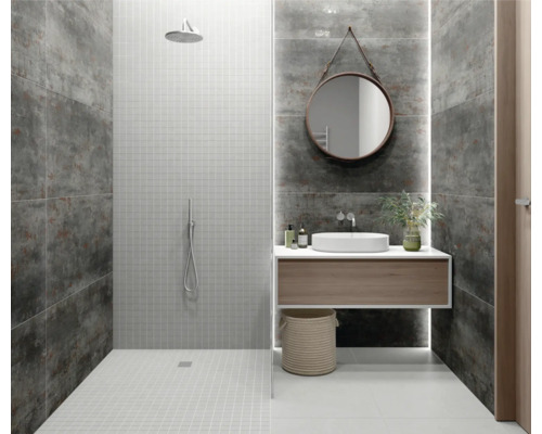 Modernt badrum med dusch, handfat, spegel och grå väggplattor