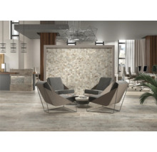 Loungeområde med fåtöljer, mosaikvägg och modern belysning på ett kontor