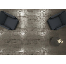 Golvplattor med två fåtöljer och en lampa uppifrån