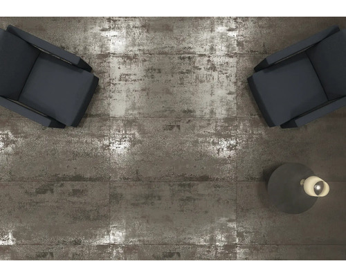 Golvplattor med två fåtöljer och en lampa uppifrån