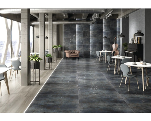 Interiör med mörka golvplattor, bord, stolar och dekorativa element i en modern design.