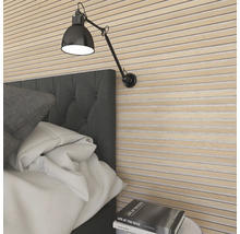 Sovrum med väggpaneler, sängbord och justerbar vägglampa