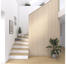 Trapphus med träpanel, trappor och dekoration