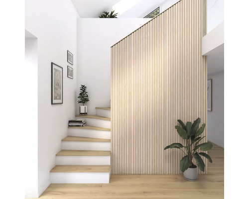 Trapphus med träpanel, trappor och dekoration