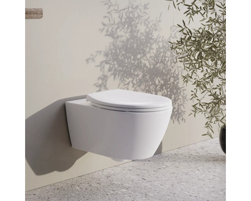 Vägghängd toalett i ett ljust badrum.