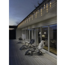 Utomhusmiljö med istappsslinga, solstolar och dekoration