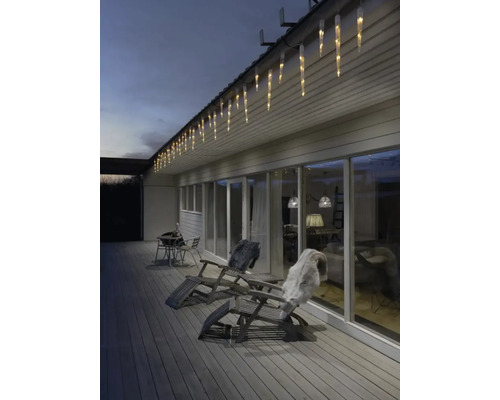 Utomhusmiljö med istappsslinga, solstolar och dekoration