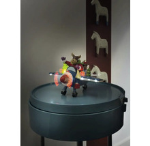 Dekorativt flygplan med älgfigur och belysning på ett sidobord