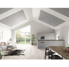 Ljust vardagsrum med akustikpaneler i taket, soffa, matbord och kök