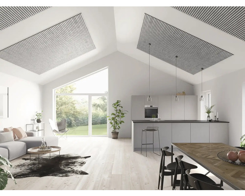 Ljust vardagsrum med öppet kök, akustikpaneler i taket, soffa och matbord