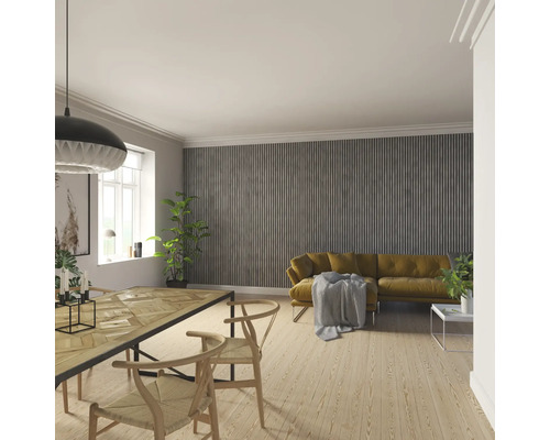 Vardagsrum med matbord, stolar, soffa och väggpaneler